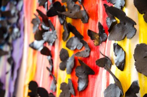 De keramieke zwarte vlinders van Dilvin Shengali